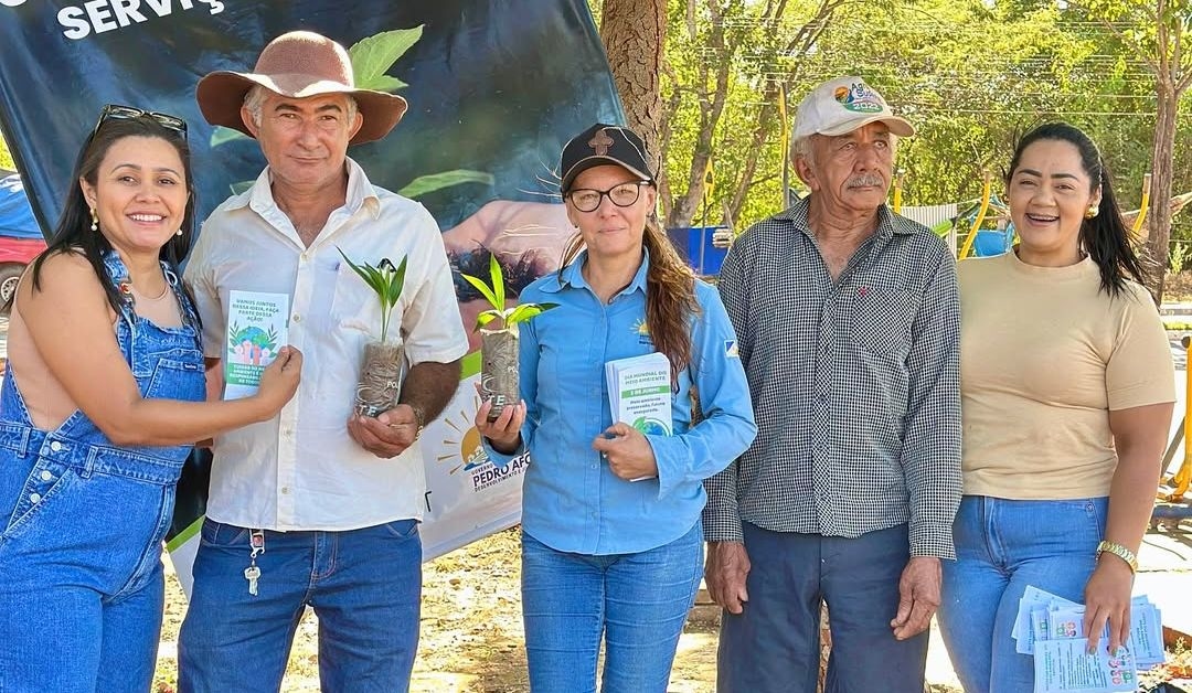 Ação de entrega de mudas para a população, no 3° dia da Semana do Meio Ambiente